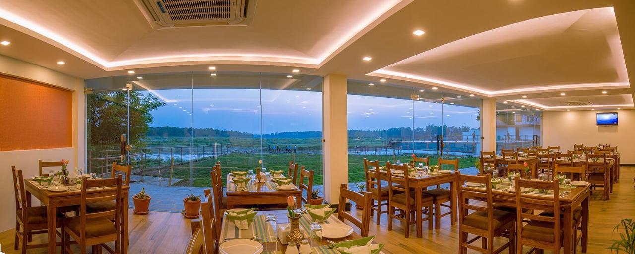 Park Safari Resort Sauraha Exterior foto