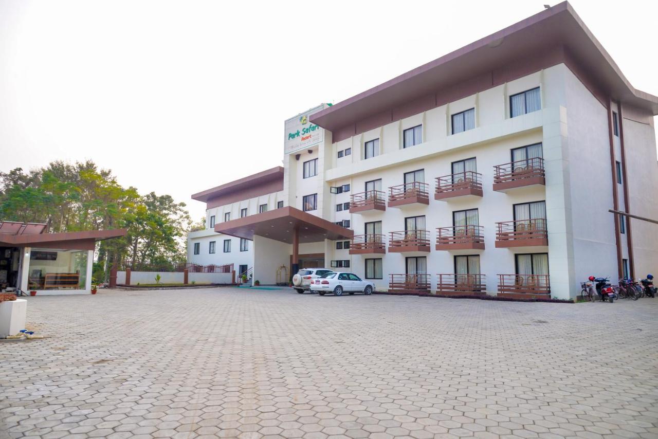 Park Safari Resort Sauraha Exterior foto
