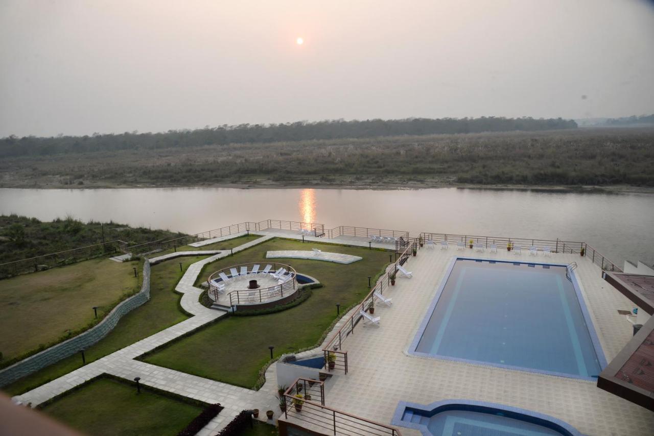 Park Safari Resort Sauraha Exterior foto