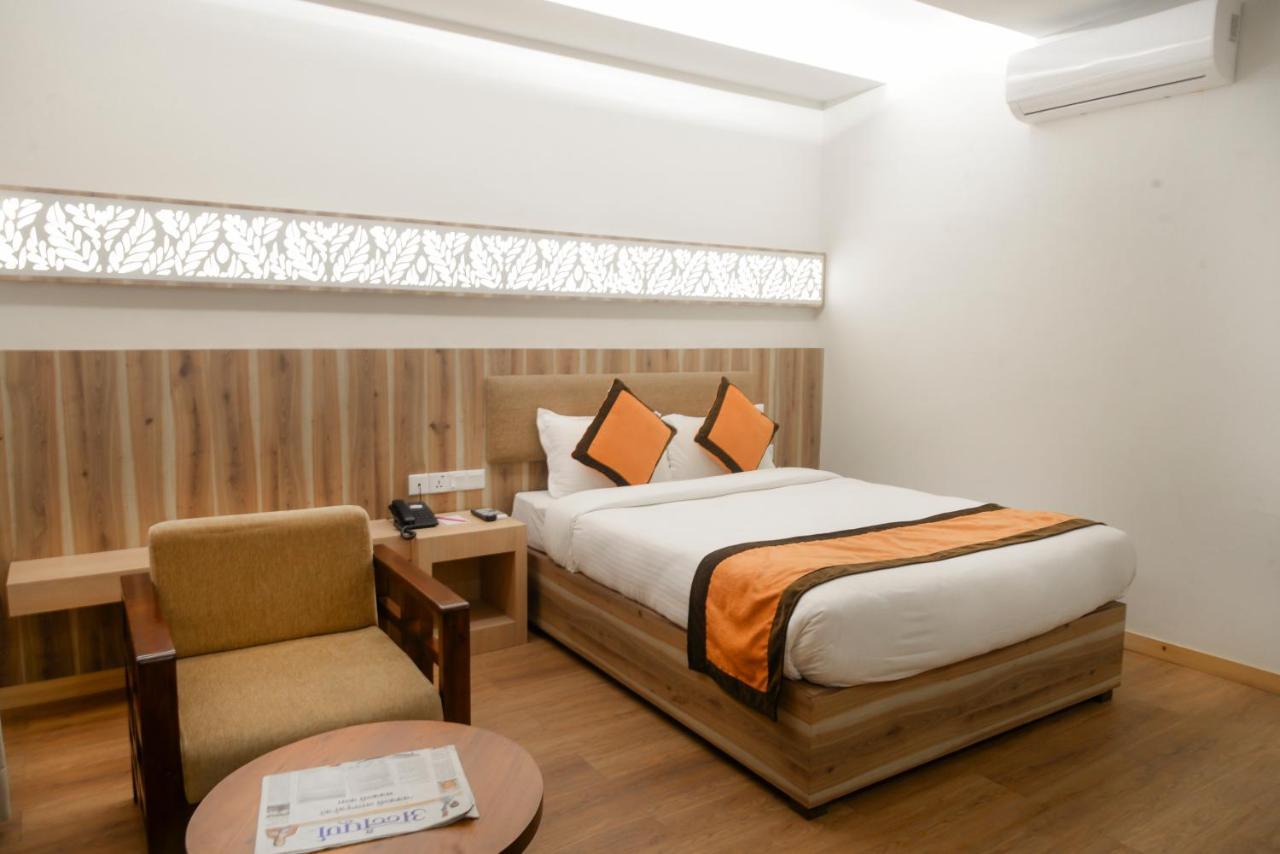 Park Safari Resort Sauraha Exterior foto