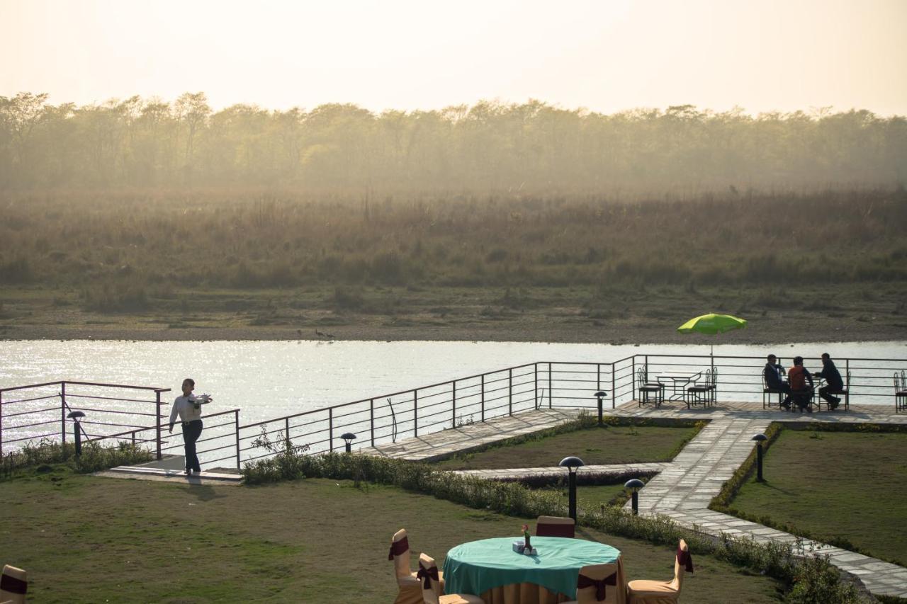 Park Safari Resort Sauraha Exterior foto
